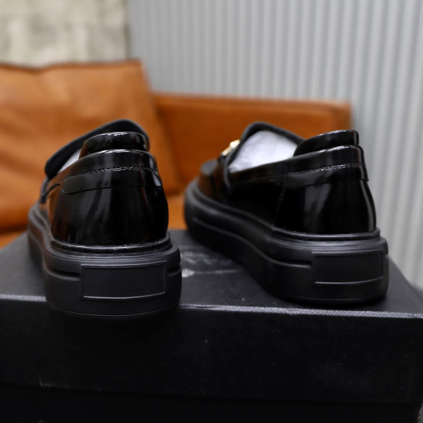 Ex-factory price: 500💰🙅‍♂️🙅‍♂️🙅‍♂️ Brand: PRADA Standard code: Men's code 38-44 (45 can be customized) Grade: Same style as the official website Original order quality Material: Original cowhide surface Comfortable lining Original outsole Style category: Men's fashionable casual leather shoes Distinguished big-name luxury elements Top luxury Color: Color of the actual picture